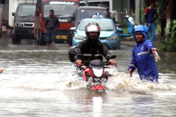Jalan Daan Mogot Masih Parah, Jakarta Selatan Mulai Normal - JPNN.COM