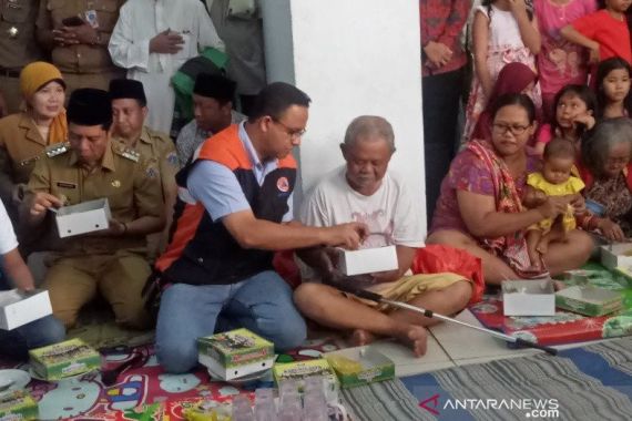 Lihat, Anies Baswedan Membukakan Plastik Makanan untuk Lansia - JPNN.COM