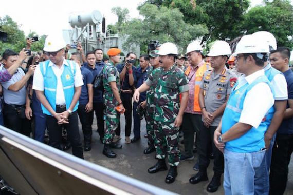 Panglima TNI dan Kapolri Tinjau Gardu Induk PLN Terdampak Banjir - JPNN.COM