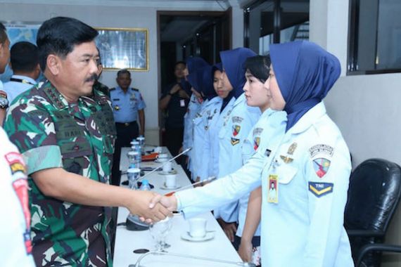 Panglima Terima Kunjungan 15 Atlet Terjun Payung TNI AU - JPNN.COM