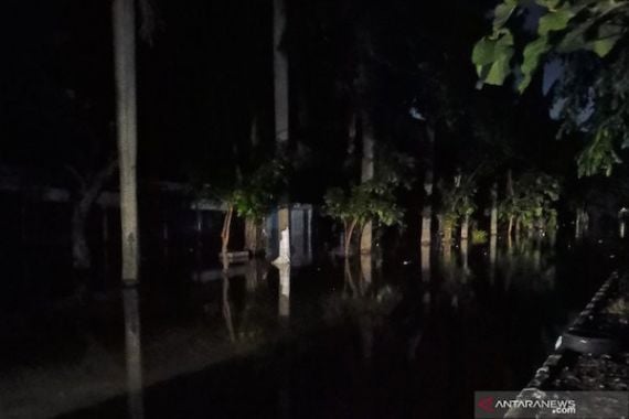 Perumahan Green Ville Jakarta Barat Masih Terendam Banjir dan Tanpa Listrik - JPNN.COM