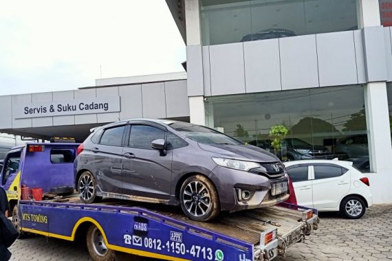 Petugas Towing Kewalahan Angkut Mobil Terendam Banjir - JPNN.COM