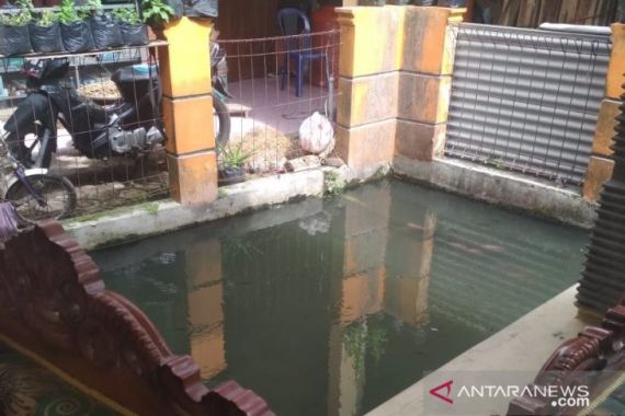 Bayi Satu Tahun Ditemukan Tewas di Dalam Kolam Ikan Depan Rumah - JPNN.COM