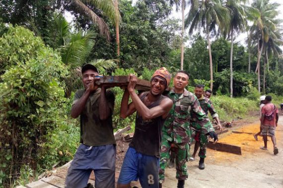 TNI Bersama Warga Memperbaiki Jembatan Yang Rusak di Pedalaman Papua - JPNN.COM