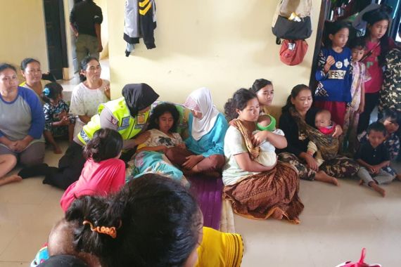 Petugas Evakuasi Menemukan Korban Banjir Terbaring Kritis di Atas Papan - JPNN.COM