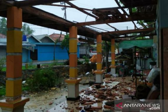 Pamekasan Kembali Dilanda Hujan Deras & Angin Kencang, Sejumlah Bangunan Rusak - JPNN.COM