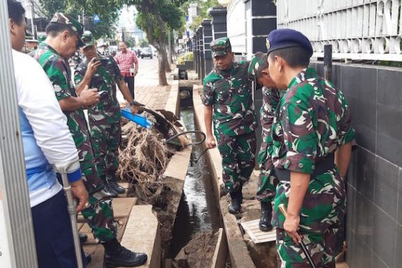 Danlantamal III dan Asrena Kasal Sambangi RSAL Terdampak Banjir - JPNN.COM