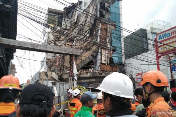 Gedung 5 Lantai di Palmerah Roboh, 3 Orang Terluka - JPNN.COM