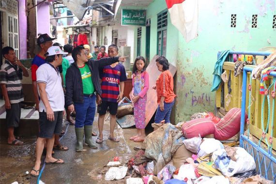 Gus Muhaimin Pimpin Normalisasi Selokan di Kampung Pulo - JPNN.COM
