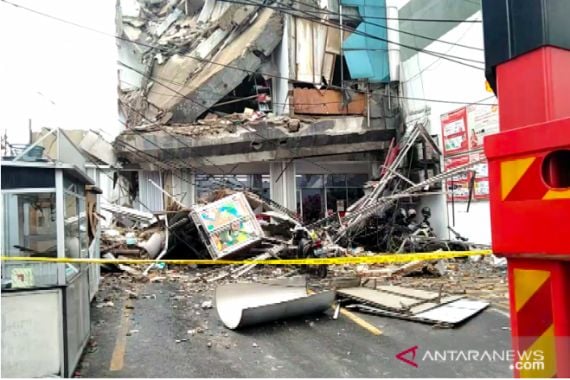 Situasi Menegangkan Sebelum Gedung Minimarket di Palmerah Ambruk, Ada Suara Gemuruh - JPNN.COM