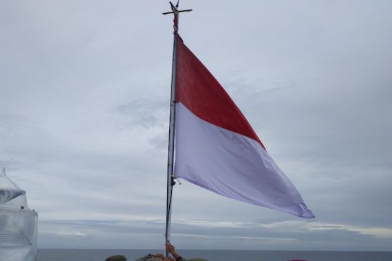 Bendera Merah Putih Kembali Dikibarkan di Suar Karang Unarang - JPNN.COM