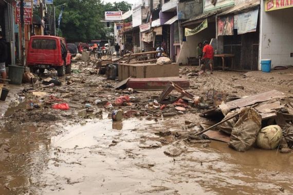 Sampah Sisa Banjir Bekasi Mencapai 6.000 Ton - JPNN.COM