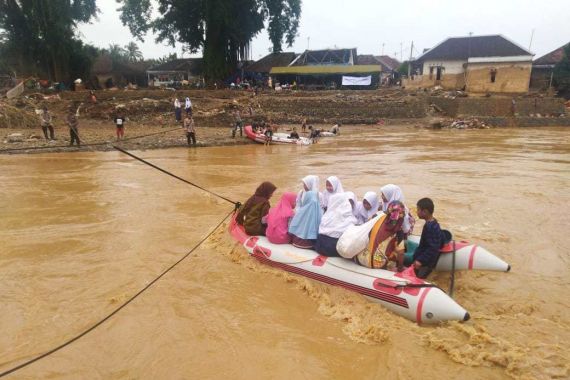 Perjuangan Anak-anak Korban Banjir untuk Tetap Sekolah - JPNN.COM