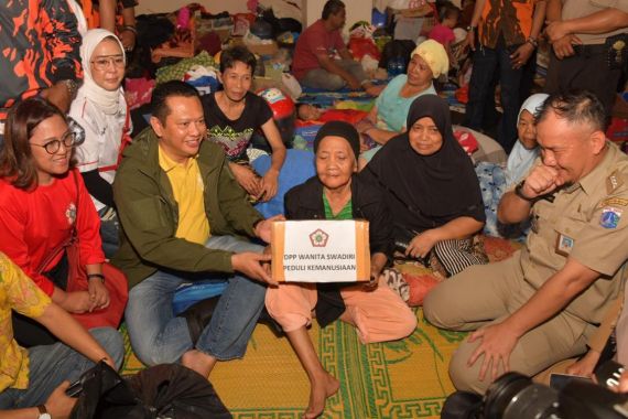 Sambangi Korban Banjir, Bamsoet: Salut dan Hormat Saya untuk Kaum Ibu - JPNN.COM