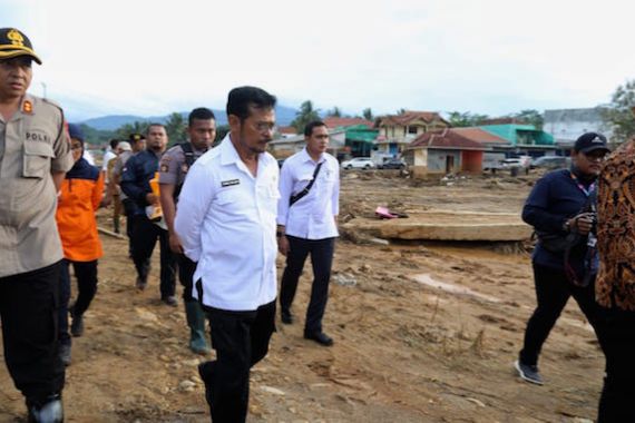 Mentan Syahrul Tinjau Lahan Pertanian Terdampak Banjir di Lebak - JPNN.COM