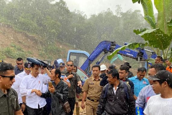 Jokowi Diguyur Hujan Saat Tinjau Penanganan Bencana Banjir di Sukajaya - JPNN.COM