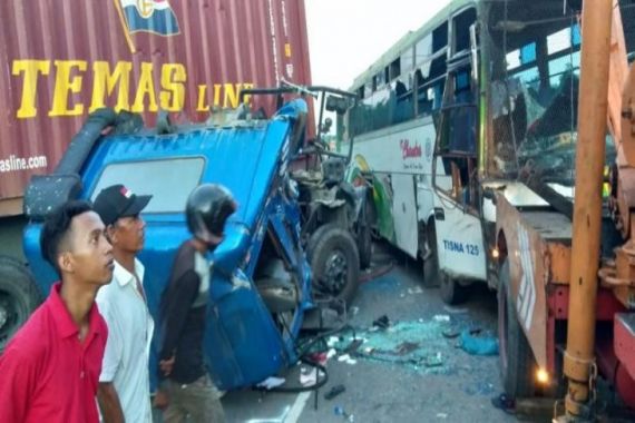 Kecelakaan di Jalinsum, Bus Chandra Menghantam Truk Kontainer - JPNN.COM