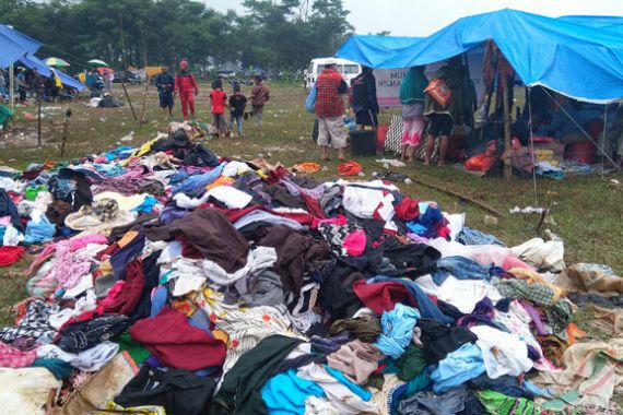 Baju Layak Pakai Dibiarkan Diguyur Hujan, Korban Banjir Butuh Tenda & Alas Tidur - JPNN.COM