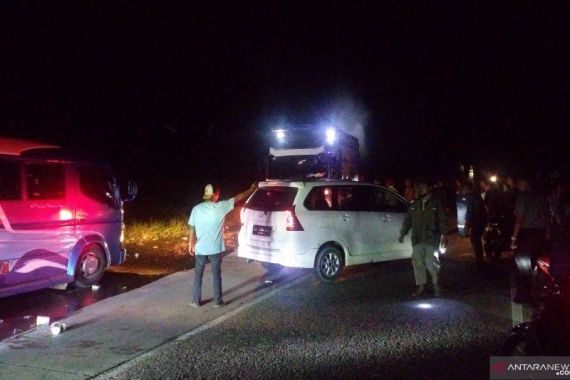 Ratusan Kendaraan Tertahan Enam Jam di Jalan Padang-Solok - JPNN.COM