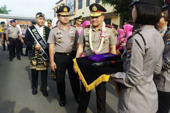 Irjen Agung Sabar Dapat Golok Khas Banten - JPNN.COM