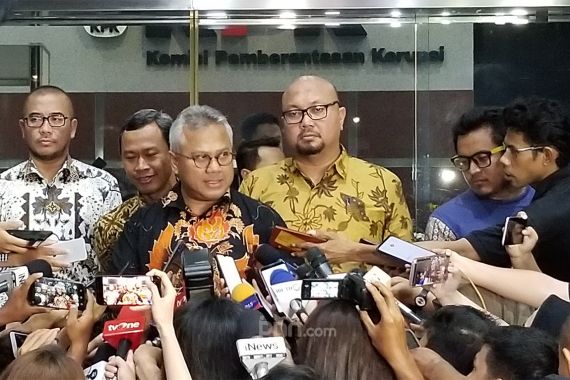 KPK Sita Uang Asing Hasil OTT Wahyu Setiawan - JPNN.COM