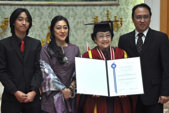 Universitas Soka Beri Dr HC kepada Bu Mega, Mas Nanan Merasa Bangga - JPNN.COM