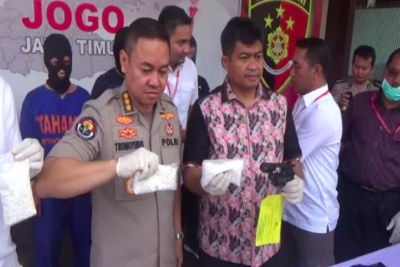 Sekali Operasi, Polisi Sikat Pengedar Ribuan Obat Terlarang dan Senpi Rakitan - JPNN.COM