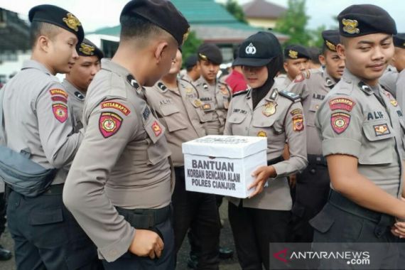 Patut Ditiru, Anggota Polres Cianjur Galang Dana Bantu Korban Banjir - JPNN.COM