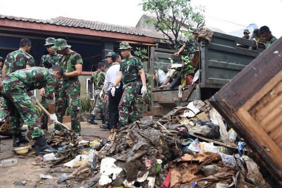 500 Prajurit TNI Bantu Bersihkan Sampah Sisa Banjir di Cibitung - JPNN.COM