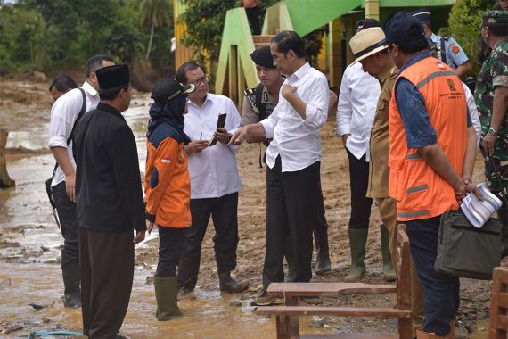 Sepatu Pak Jokowi Berlepotan Penuh Lumpur - JPNN.COM