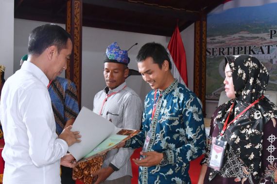 Jokowi Masih Sempat Bagi-Bagi Sertifikat Tanah di Natuna - JPNN.COM
