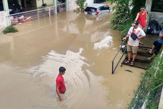 Wilayah Ini Masih Terendam Banjir dan Tertutup Lumpur - JPNN.COM