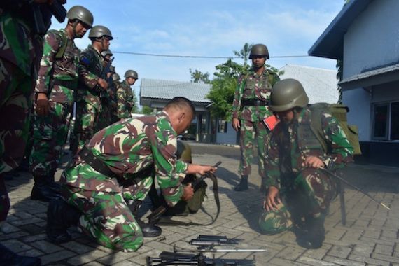 Berpakaian Dinas Tempur, Andi Pimpin Pasukan Marinir di Sarang Petarung - JPNN.COM
