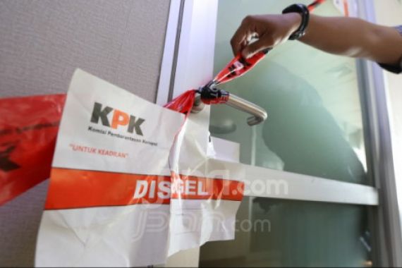 Ada Tulisan 'Dalam Pengawasan KPK' di Ruang Kerja Wahyu Setiawan - JPNN.COM