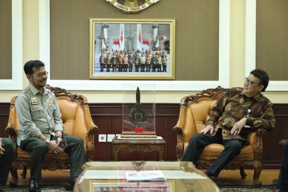 Mentan Syahrul Silaturahmi ke Menpan RB Tjahjo Kumolo - JPNN.COM