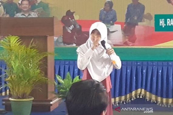 Pelajar SD Sampaikan Isi Hatinya Kepada Bupati Serang Lewat Puisi - JPNN.COM