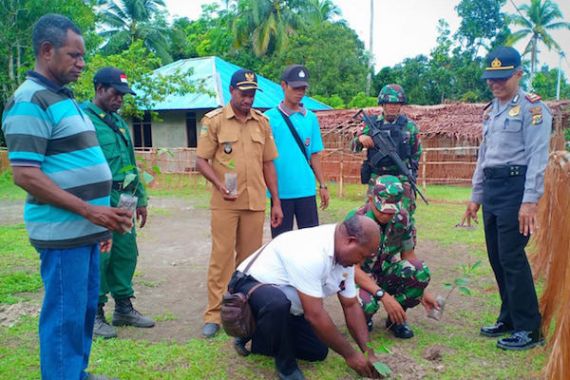 TNI dan Polri Bersinergi Menghijaukan Distrik Citak Mitak Papua - JPNN.COM