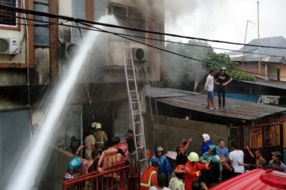 Lima Orang Tewas dalam Kebakaran Hebat di Makassar - JPNN.COM