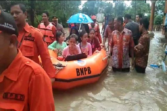 Hujan Beberapa Jam, Ratusan Rumah di Indramayu Kebanjiran - JPNN.COM