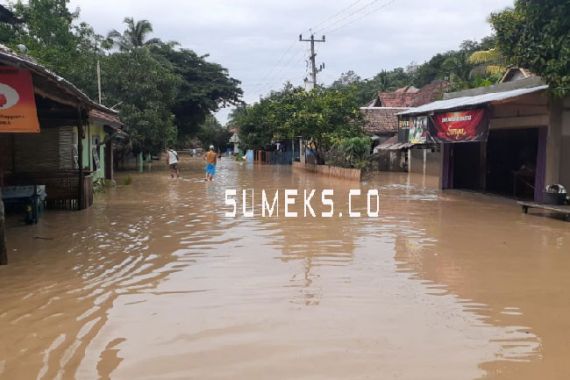 Jalan Lahat-Pagaralam-Empat Lawang Lumpuh akibat Banjir dan Longsor - JPNN.COM