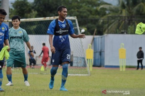 Beni Oktovianto Resmi Berseragam Persib Bandung - JPNN.COM