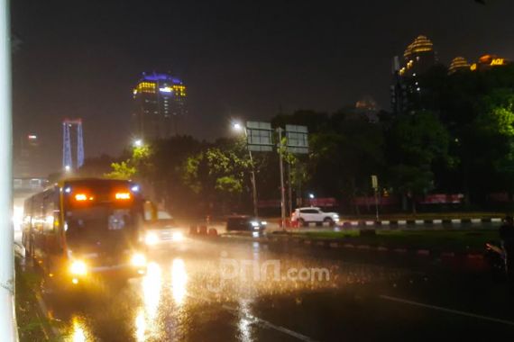 Hujan Deras Jumat Sore, 30 RT dan 25 Ruas Jalan di Jakarta Banjir - JPNN.COM