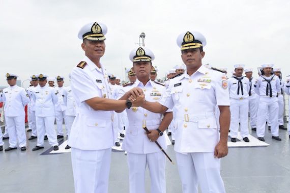 Kolonel Teguh Pimpin Sertijab Komandan KRI Multatuli - JPNN.COM