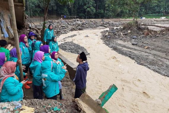 Perempuan Bangsa Menghibur dan Membantu Korban Banjir Sukajaya - JPNN.COM