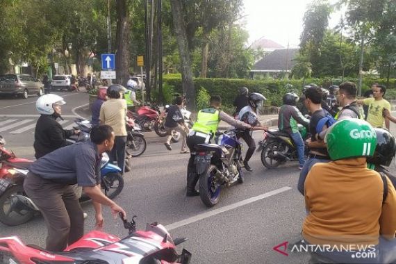 Puluhan Pelajar Terlibat Tawuran di Depan Taman Ahmad Yani - JPNN.COM