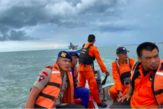 Kapal Nelayan Tenggelam di Teluk Jakarta, 16 Orang Jadi Korban, Tiga Tewas - JPNN.COM