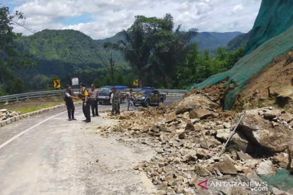 Tebing di Tanjakan Mala Longsor, Akses Jalan Raya Bandung-Cianjur Terputus - JPNN.COM