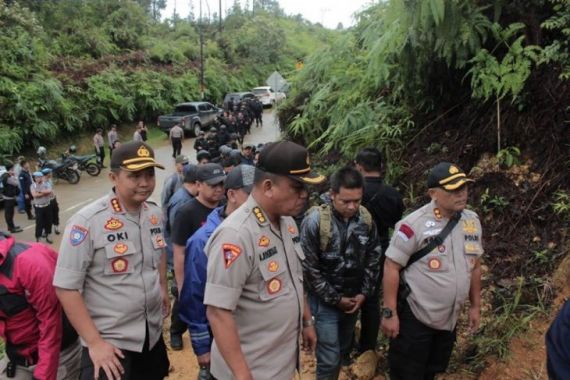 Polda Banten Tutup Galian Tambang Emas Ilegal di Gunung Halimun Salak - JPNN.COM