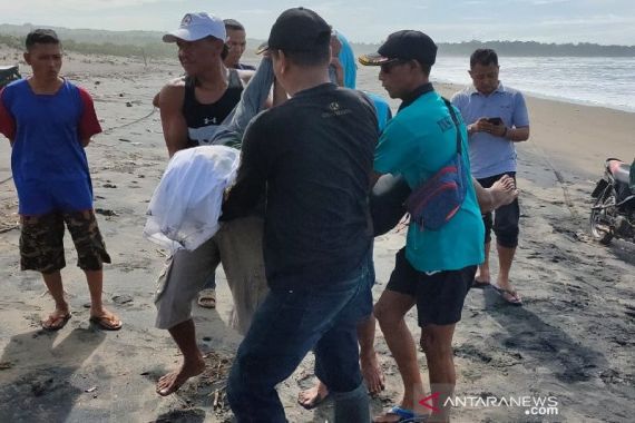 Dua Wisatawan Tewas Terseret Ombak Pantai Cijeruk Garut - JPNN.COM