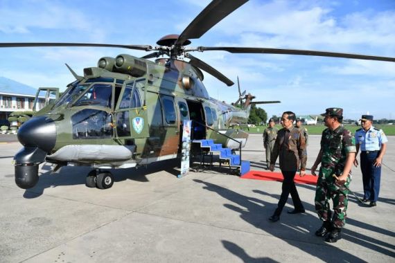 Jokowi Cek Kondisi Helikopter Kepresidenan Jenis Caracal - JPNN.COM